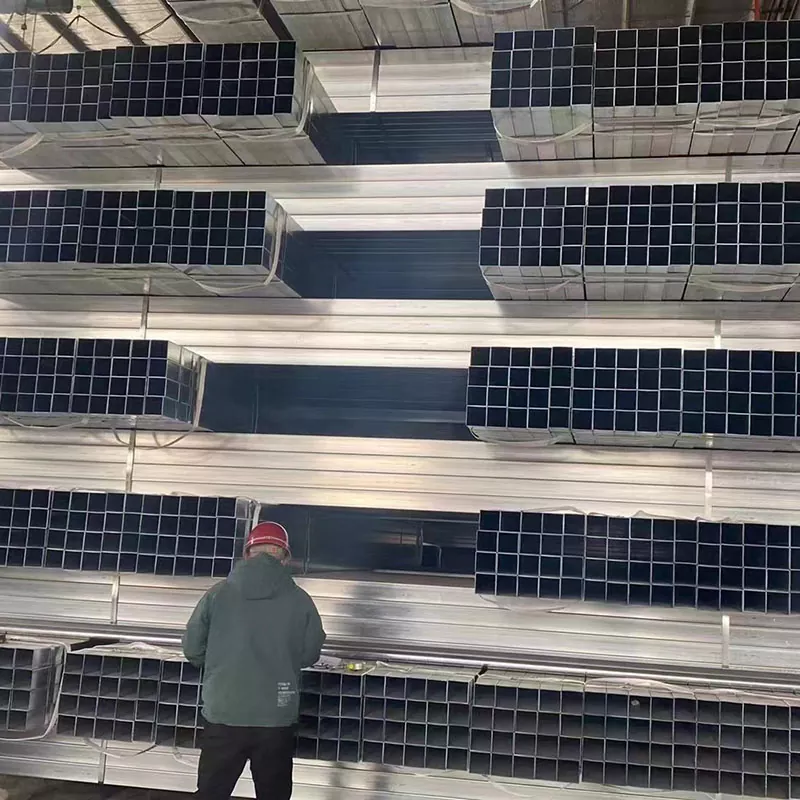 Halkaisijaltaan pieni galvanoitu neliöputki