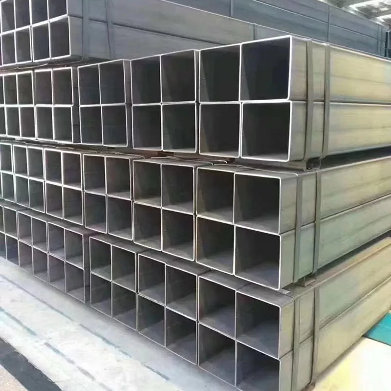 Suora halkaistu musta suorakaiteen muotoinen putki