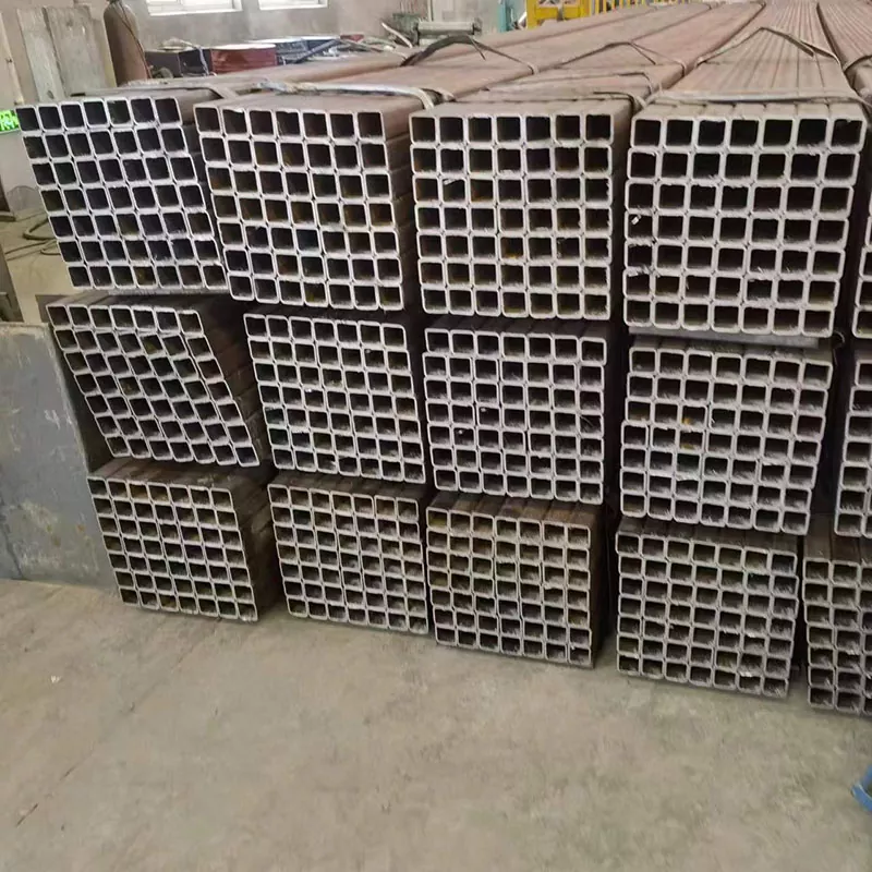 Paksu musta suorakaiteen muotoinen putki